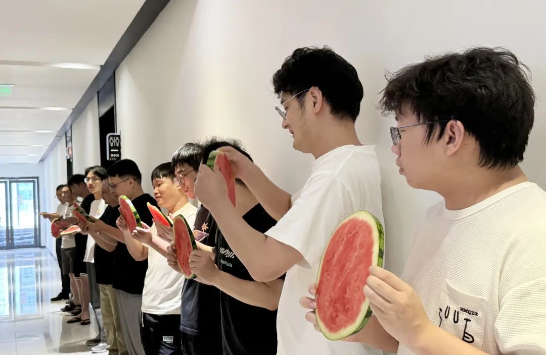 众里吃瓜千百度，，，，蓦然回首，，，，瓜已入腹最深处_公司动态_网站建设_APP开发_星空娱乐科技-专注高端品牌网站建设一站式定制|杭州微信小程序开发